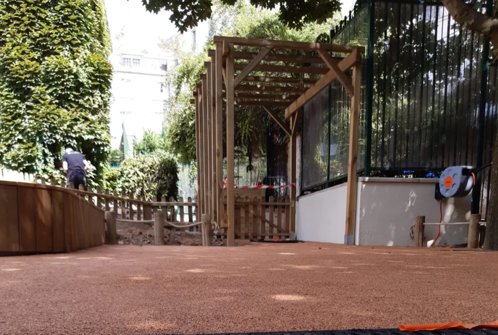 Sol amortissant coulé de sécurité en liège réalisé par Feeliège